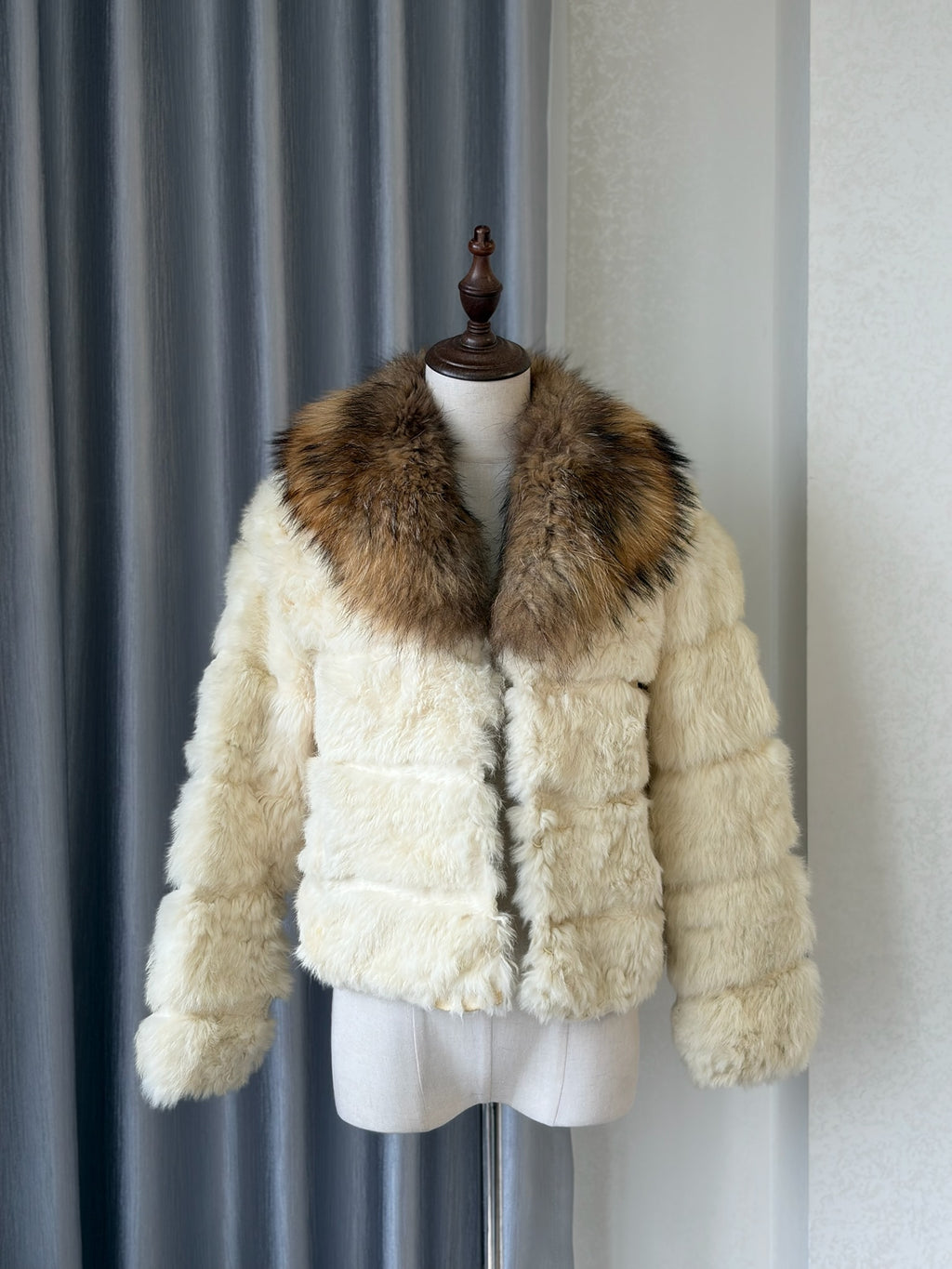 Off-white horizontally segmented cropped fur coat